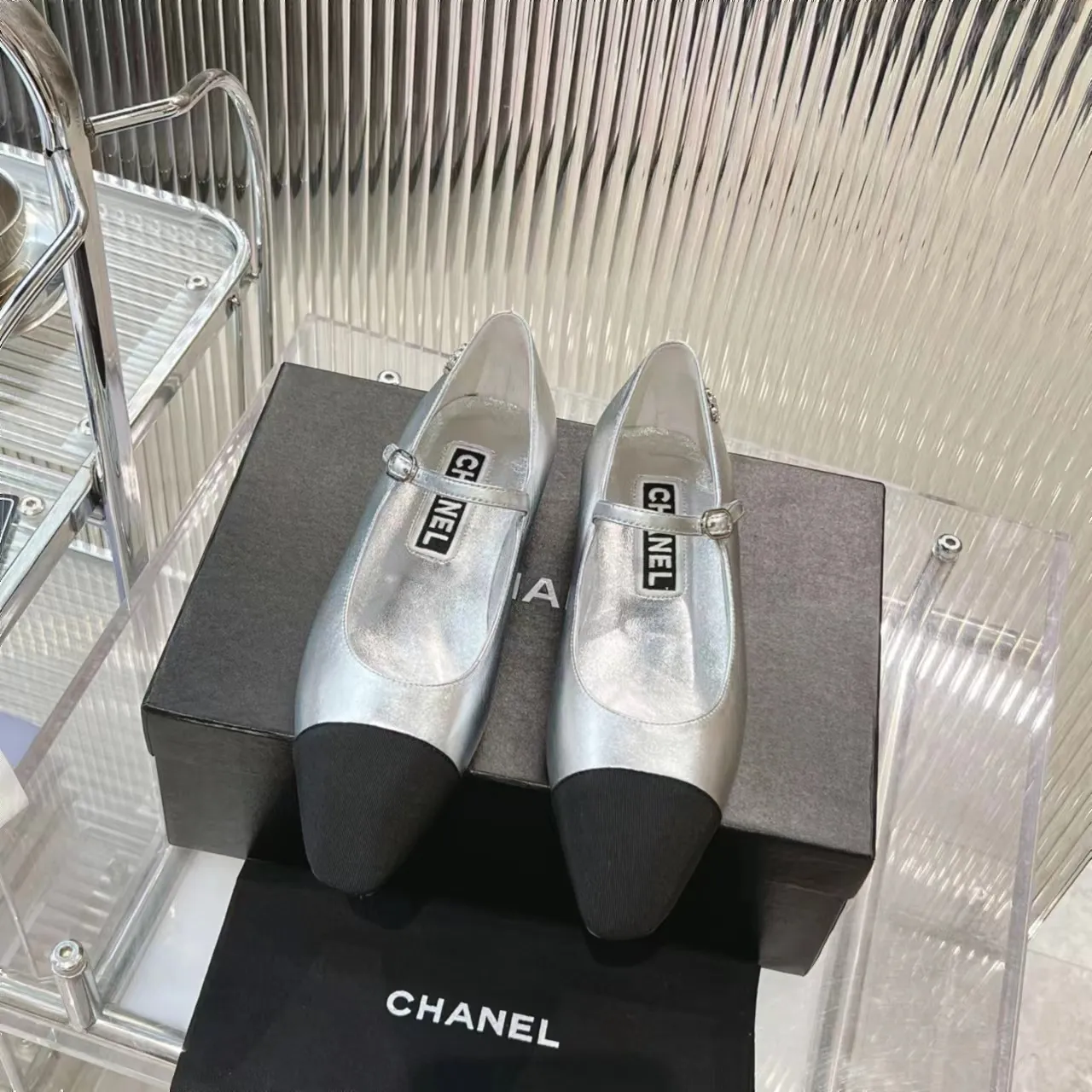 👟👟Ex-factory price 520👟👟 (Top version) CHANEL 24P early spring new trapezoidal toe high-heeled shoes, high version of one-strap, pointed square toe, color-blocked Mary Jane shoes, Xiaoxiang𝐂's two most popular shoes this year are these small silver shoes and big-toe shoes. It is difficult to find these shoes in the counter. It breaks the conventional pointed square toe design and gives people a refreshing feeling. I thought it was good-looking. Only when you put it on your feet will you know how easy it is to wear. It is really special and fashionable. The side rhinestones 𝐋𝐨𝐠𝐨 are very eye-catching. The smooth shoe shape is full of high-end feeling. I can think of countless outfits at the moment. Upper: imported cowhide/metallic film grain leather. Foot pad: sheepskin. Lining: sheepskin. Sole: Italian genuine leather outsole. Heel height: 1cm. Color: white/silver/black/pink. 4 colors size: 35-40 (41 made to order, non-refundable and non-exchangeable)